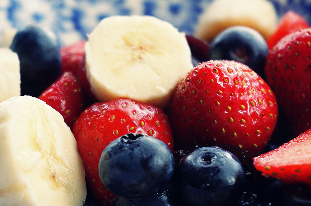 Fruits and foods high in antioxidants. This image shows blueberries, bananas, and strawberries close up